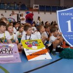 <p><span style="color: #000000;">Dzieci ze Szkoły Podstawowej nr 14 w Lublinie siedzące na podłodze na hali sportowej i obserwujące zmagania innych drużyn</span></p>