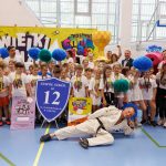 <p><span style="color: #000000;"> Zdjęcie grupowe uczestników z Zespołu szkół nr.12 zwycięzców Wielkiego Finału wraz z organizatorami i ambasadorami konkursu. Na pierwszym planie Marcin Pacurkowski - instruktor sportów walki specjalizujący się w Judo.</span></p>