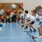 <p><span style="color: #000000;"> Widok dzieci na hali sportowej podczas rywalizacji w jednej z dyscyplin </span></p>