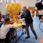 <p><span style="color: #000000;"> Dyrektor Generalny KOWR pan Henryk Smolarz wręcza wielki żółty puchar dzieciom które wygrały konkurs</span></p>