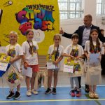 <p><span style="color: #000000;">Pięć dziewczynek z dyplomami pozujące do zdjęcia wraz z Dyrektorem Generalnym KOWR panem Henrykiem Smolarzem na hali sportowej</span></p>