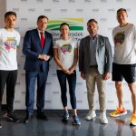 <p><span style="color: #000000;"> Osoby na ściance z logotypami KOWR. Od lewej: prowadzący Wielki Finał Sportowego Wyzwania Chrumas pan Marek Plwaga,, dyrektor Departamentu Rolnictwa Ekologicznego i Jakości Żywności w MRiRW Marek Cieśliński, ambasadorka „Sportowego wyzwania Chrumasa” mistrzyni i rekordzistka Polski i Europy w skoku o tyczce, medalistka mistrzostw świata, olimpijka, Monika Pyrek Dyrektor Departamentu Rozwoju Rynku w KOWR Witold Wierzbiński, ambasador „Sportowego wyzwania Chrumasa” medalista juniorskich mistrzostw świata, młodzieżowy mistrz Europy i mistrz świata w skoku o tyczce Paweł Wojciechowski </span></p>